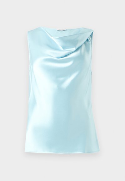 Ανοιχτό μπλε αμάνικη σατέν μπλούζα με κυματιστό λαιμόκοψη, εμφανιζόμενη σε απλό λευκό φόντο.