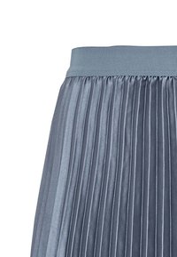Plisserad midiklänning i mjukt blått tyg. Har en bred ribbad midja och en blank yta med vertikala plisseringar genom hela.
