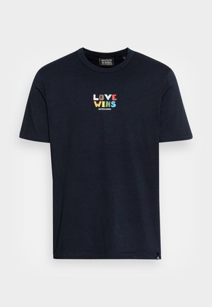 Maglietta di cotone blu navy con maniche corte e collo rotondo. Presenta una grafica con la scritta multicolore "LOVE WINS" sul petto.