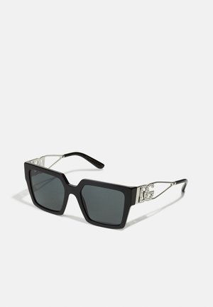 Ochelari de soare rectangulare negri, cu lentile întunecate, hardware argintiu și un accent decorativ cu logo pe tâmple. Design rigid al ramei.