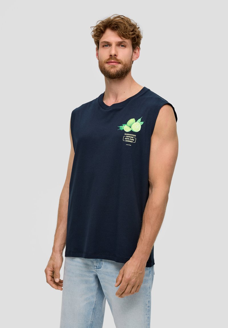 Middengroen mouwloos katoenen T-shirt met een kleurrijke afdruk van limoen en bladeren met tekst, relaxed fit, zachte textuur.