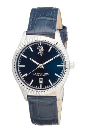 Orologio da polso con cinturino in pelle blu, lunetta argentata, quadrante nero, indicatori delle ore bianchi, datario alle 6 e logo U.S. Polo Assn. alle 12.