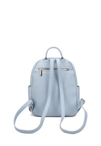 Zaino in pelle blu chiaro con superficie strutturata, caratterizzato da spallacci regolabili, un manico superiore e una tasca frontale con zip.