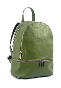 Groene leren rugzak met een ronde vorm, textuur, dubbele ritsen en twee verstelbare banden om te dragen.