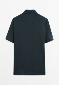 Mörkblå polo tröja i mjukt tyg, med klassisk krage och korta ärmar, rakt avslut och utan synliga mönster eller dekorationer.