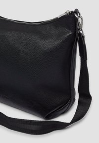 Schwarze, strukturierte Leder-Schultertasche mit silbernem Reißverschluss und verstellbarem, schwarzem Stoffgurt, der mit silbernen Clips befestigt ist.