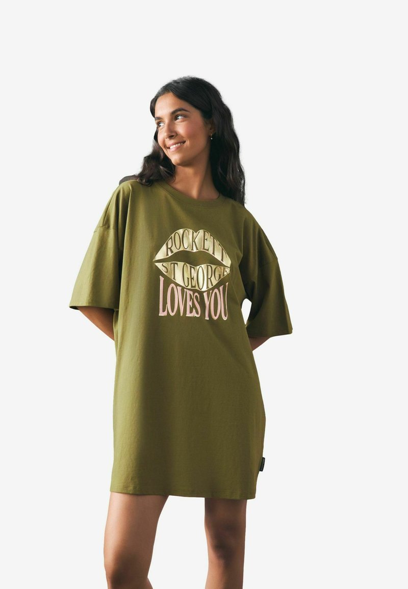 Rochie din bumbac moale, de culoare verde măslin, cu un croi oversized, având un imprimeu grafic care include textul stilizat "ROCKETT ST GEORGE TE IUBEȘTE". Mancile scurte.