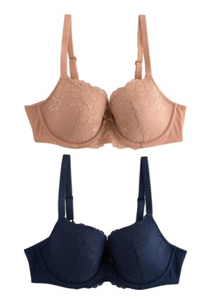 Granatowy koronkowy biustonosz z wzorami kwiatowymi i małą, centralną kokardką, noszony na nagiej skórze, ukazujący naturalny dekolt.