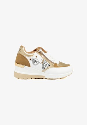 Witte en gouden sneaker van suede en leren materialen, met een gewatteerde kraag, decoratieve rits, logo-accenten en een platformzool.