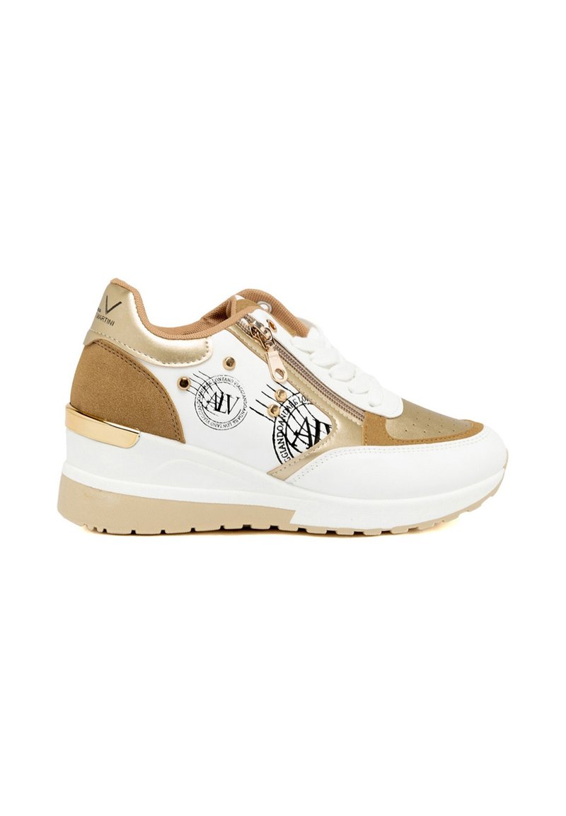 Sneaker bianca e oro realizzata in materiali scamosciati e in pelle, con colletto imbottito, zipper decorativa, accenti del logo e suola platform.