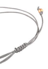 Graues geflochtenes Band mit verstellbarem Schieberperle, das ein strukturiertes Knotendesign für sicheren Halt aufweist. Leicht und flexibel.