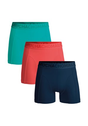 Tri páry boxeriek v tyrkysovej, koralovej a námorníckej modrej farbe, s hladkou tkaninou a elastickými pásmi s logom "MUCHACHO".