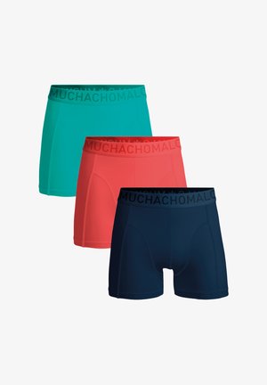Tres pares de calzoncillos en turquesa, coral y azul marino, con tela suave y cinturillas elásticas con la marca "MUCHACHO".