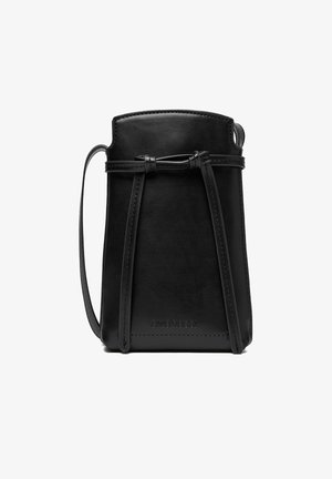 Borsa a tracolla in pelle nera con una sottile tracolla e un dettaglio nodo sulla parte frontale, forma rettangolare compatta e logo del marchio in rilievo nella parte inferiore.