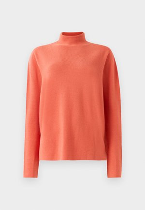 Korallenfarbener Strickpullover mit langen Ärmeln, hochgeschlossenem Kragen und lässigem Schnitt, auf einem weißen Hintergrund dargestellt.