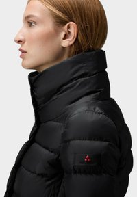 Czarna pikowana kurtka puchowa z wysokim kołnierzem i widoczną pikowaną fakturą. Z lewej strony na rękawie, w pobliżu mankietu, znajduje się subtelny czerwony akcent.