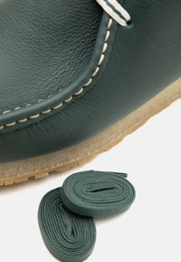 Clarks Originals WALLABEE - Neformálne šnurovačky - dark green