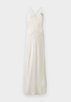 Longue robe en satin crème avec de fines bretelles, présentant un design entrecroisé au niveau du décolleté et une coupe décontractée, le tout avec une texture lisse et brillante.