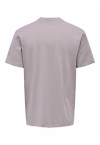 Kurzärmliges T-Shirt aus leichtem Lavendeltuch. Hat einen runden Halsausschnitt und ein schlichtes Design ohne sichtbare Muster oder Akzente.