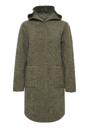 Manteau vert olive avec un extérieur texturé et duveteux, doté d'une capuche, de deux poches avant et d'une coupe droite. Tissu doux avec une finition mate.