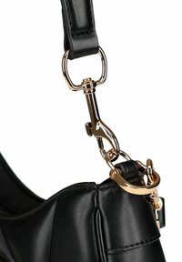 Cintura in pelle nera con attacco in metallo dorato a forma di aragosta e hardware ad anello, con un occhiello in pelle cucito.