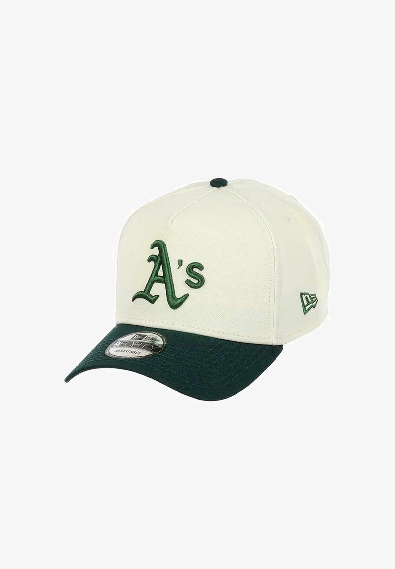 Cremfarbene Baseballmütze mit einem dunkelgrünen Schirm, der ein gesticktes "A's"-Logo in Grün auf der Vorderseite zeigt. Verstellbarer Riemen auf der Rückseite.
