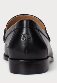 Fekete bőr loaferek sima felülettel, kiemelkedő "RL" logóval a saroknál, és egy letisztult, minimális részletezéssel rendelkező fából készült talppal.