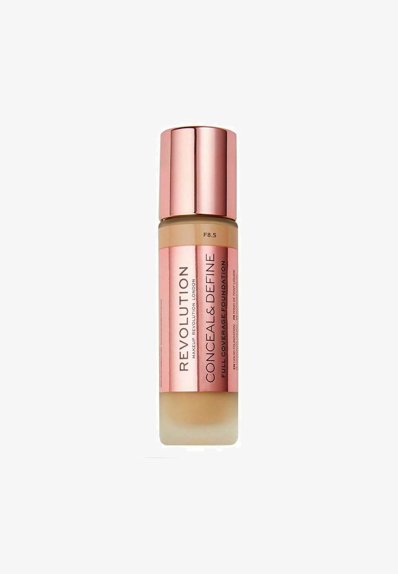 Revolution Conceal & Define foundation i en frostet glasflaske med en roseguld hætte. Etiketten inkluderer skyggen F8.5, som tilbyder fuld dækning.
