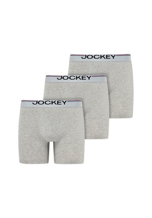 Drei Paar graue Boxer-Shorts mit weißen Bundbändern, die den schwarzen Schriftzug "JOCKEY" und dünne rote und blaue Streifen am Bund tragen.