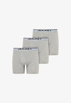 Tre par grå boxershorts med hvide linninger, der har sort tekst "JOCKEY" og tynde røde og blå striber på linningen.