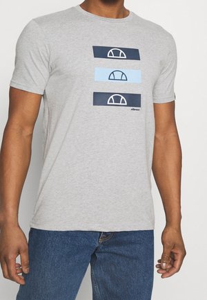 Szary T-shirt z krótkim rękawem ozdobiony granatowo-niebieskimi poziomymi paskami oraz półokrągłymi wzorami. Wykonany z bawełnianej mieszanki.