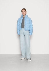Weekday PROMIS SHORT PUFFER JACKET - Casaco de inverno - blue
