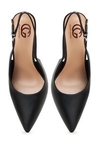 Černé lodičky na podpatku s špičatou špičkou a nastavitelnou stříbrnou přezkou, hladká kožená textura a nahé stélky s logem.