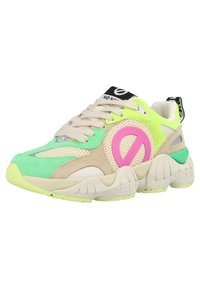 Sneaker multicolore con tomaia in mesh e suède nei toni beige, verde e rosa brillante. Suola spessa e testurizzata con logo sulla linguetta.