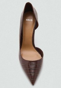 Décolleté marrone a punta con texture coccodrillo, design a taglio e una soletta liscia color nude con l'etichetta "MNG."