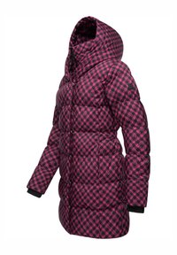 Giacca imbottita con motivo geometrico rosa e nero, caratterizzata da un colletto alto, cappuccio e polsini elasticizzati. Il design è trapuntato per l'isolamento termico.