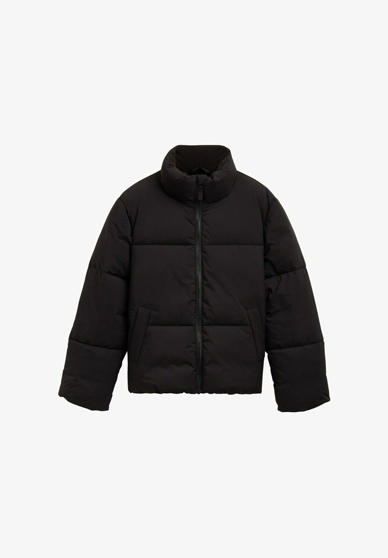 Schwarze, cropped Pufferjacke mit hochgeschlossenem Kragen, horizontal abgesteppten Abschnitten, einem Reißverschluss vorne und zwei seitlichen Taschen.