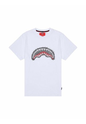 T-shirt bianca a maniche corte con una grafica centrale di un semicerchio dentato nero e rosso che ricorda una bocca di squalo.