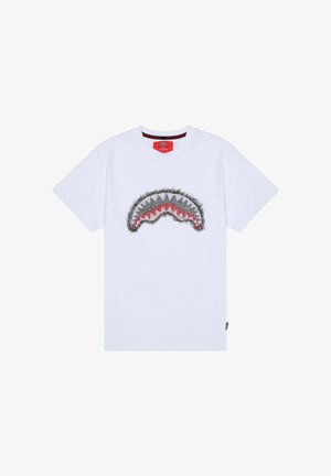 T-shirt bianca a maniche corte con una grafica centrale di un semicerchio dentato nero e rosso che ricorda una bocca di squalo.
