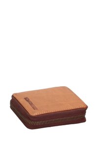 Portafoglio in pelle marrone con parte superiore in pelle beige, dotato di una zip dorata e lati con texture a spina di pesce. Forma rettangolare compatta.