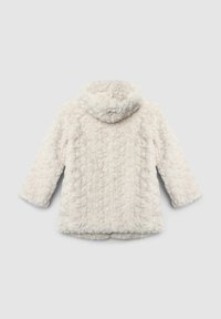 Cappotto bianco fluffy con cappuccio, dalla superficie texture e vestibilità ampia. Presenta maniche lunghe e un orlo arrotondato, adatto per un abbigliamento casual.