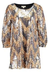 Flitrové šaty s kulatým výstřihem a tříčtvrtečními nabíranými rukávy; na texturovaném povrchu vzor cikcak ve zlaté, stříbrné a černé barvě.