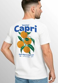 Weißes Baumwoll-T-Shirt mit einem grafischen Design von vier orangefarbenen Früchten mit grünen Blättern, beschriftet mit "Capri" in fettem blauen Text und zusätzlichem Text darunter.