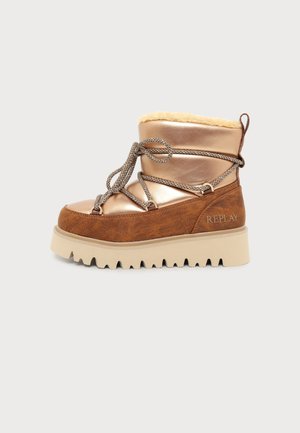 Botte d'hiver marron et or métallisé avec une semelle beige épaisse, une doublure en fourrure, des lacets à motifs et le logo "REPLAY" sur le côté du talon.