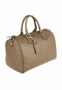 Borsa a mano in cuoio marrone con design strutturato, forma rotonda, doppi manici superiori e hardware in tonalità argento. Dotata di un piccolo cartellino per bagagli.