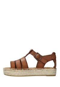 Bruin leren sandaal met meerdere bandontwerpen, verstelbare gesp en espadrille-stijl geweven zool. Platte silhouet en textuurelementen.