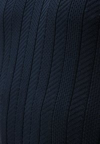 Marinblått stickat tyg med randigt mönster och upphöjd diagonalstruktur. Mjuk, elastisk material som är lämplig för olika användningsområden.