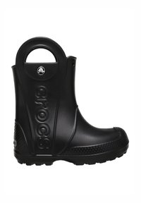 Botte en caoutchouc noir avec une poignée circulaire, logo "crocs" en relief, côtés texturés et accents en points sur la semelle pour une traction et une adhérence renforcées.