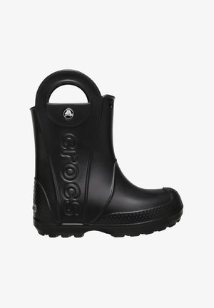 Botte en caoutchouc noir avec une poignée circulaire, logo "crocs" en relief, côtés texturés et accents en points sur la semelle pour une traction et une adhérence renforcées.