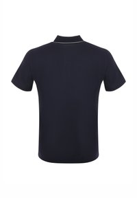 Polo shirt navy a maniche corte con colletto polo, caratterizzato da un dettaglio in piping bianco a contrasto lungo il collo. Tessuto con una consistenza liscia.